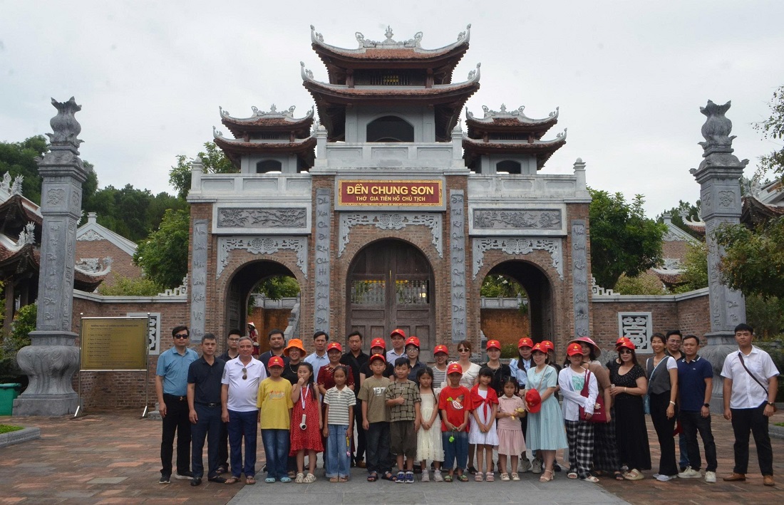 Đoàn chụp ảnh lưu niệm tại Đền Chung Sơn