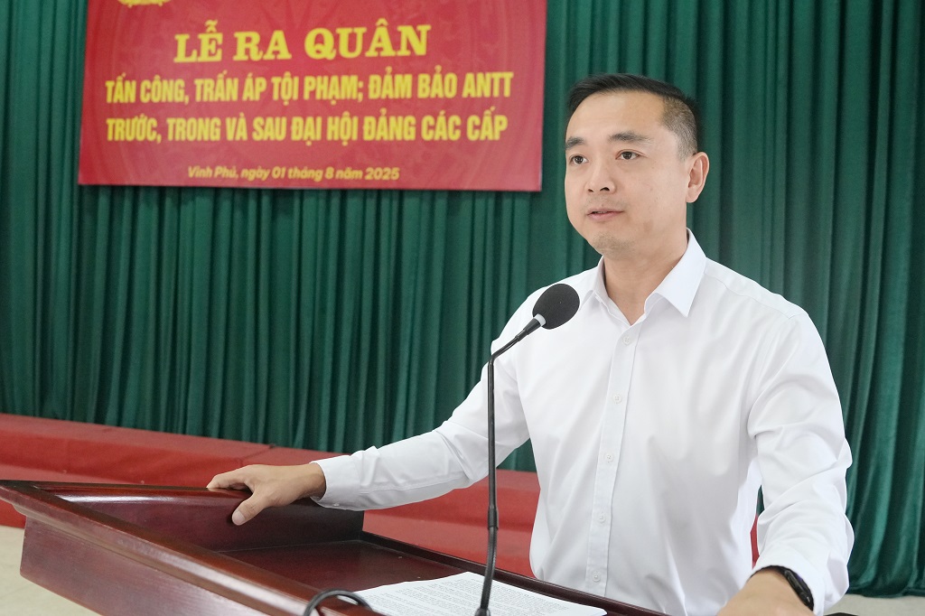 Ông Nguyễn Thế Thân, Phó Bí thư Đảng ủy, Chủ tịch UBND phường Vinh Phú phát biểu chỉ đạo tại Lễ ra quân