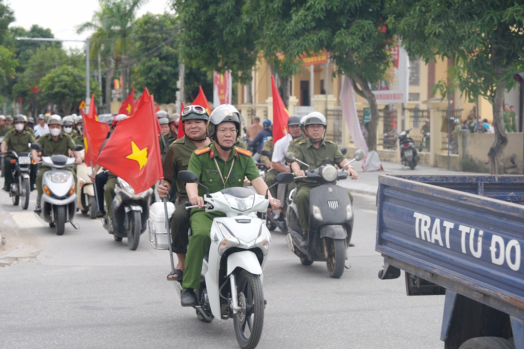 Các lực lượng phường Vinh Phú diễu hành qua các tuyến đường