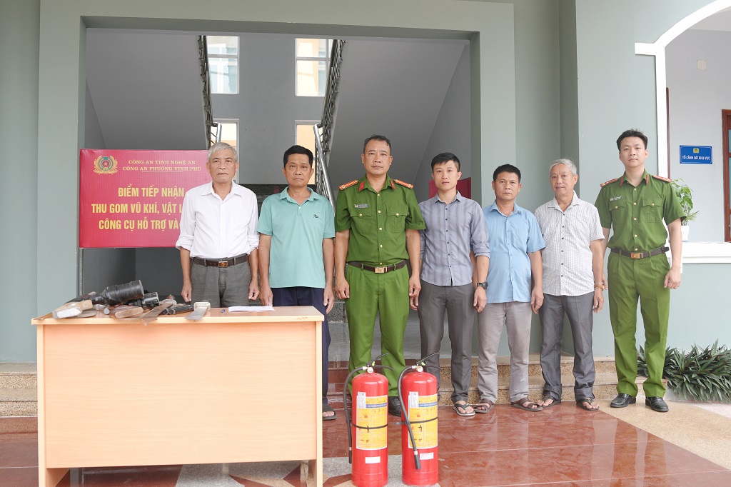  Bên cạnh tập trung đấu tranh với tội phạm, vi phạm pháp luật về vũ khí, vật liệu nổ, công cụ hỗ trợ và pháo, Công an phường Vinh Phú còn chú trọng tuyên truyền, vận động người dân giao nộp vũ khí, vật liệu nổ, công cụ hỗ trợ 