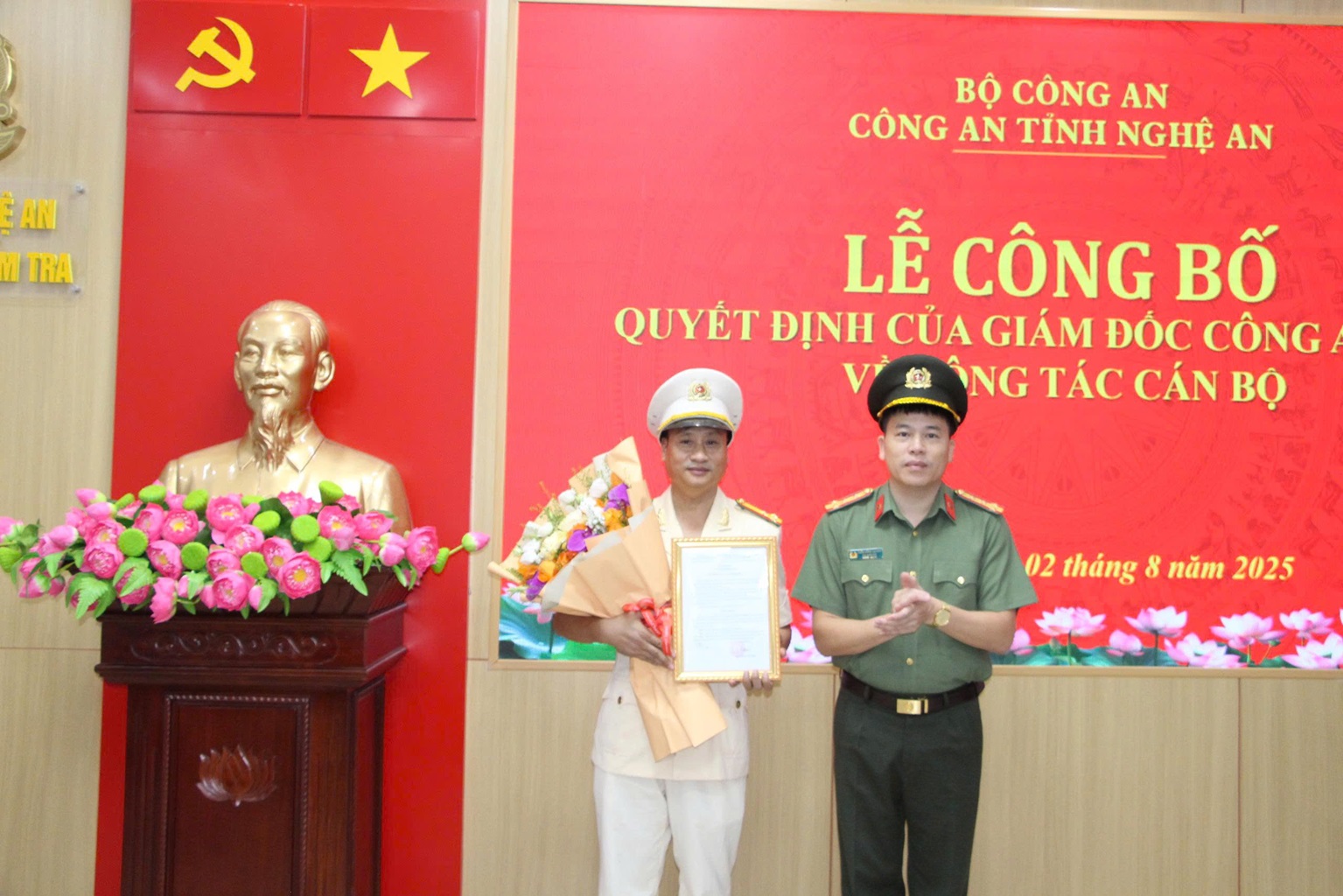 Đồng chí Đại tá Trần Hồng Quang, Phó Bí thư Đảng ủy, Phó Giám đốc Công an tỉnh trao quyết định và tặng hoa