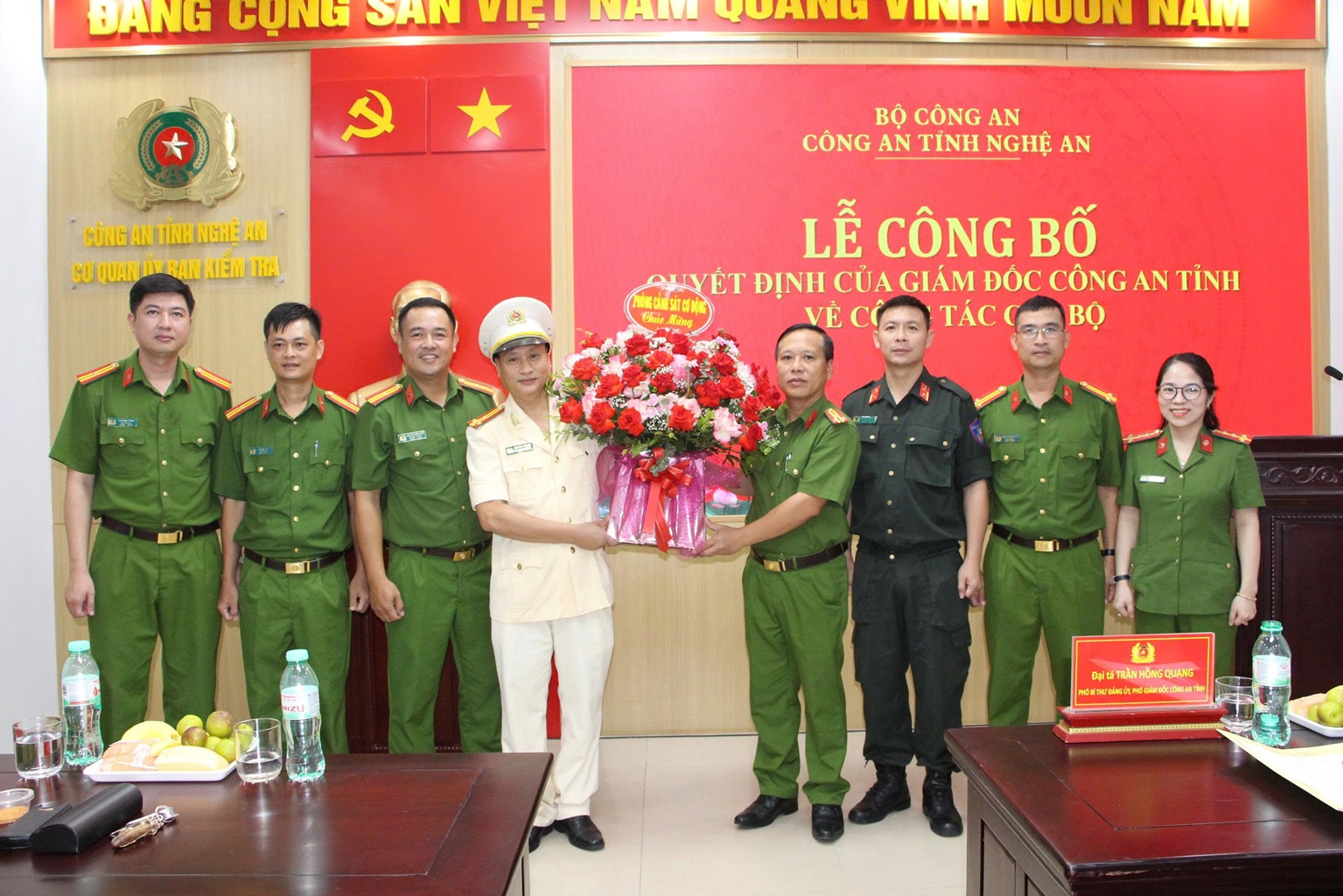 Lãnh đạo, chỉ huy Phòng Cảnh sát cơ động tặng hoa chúc mừng đồng chí Nguyễn Văn Hải