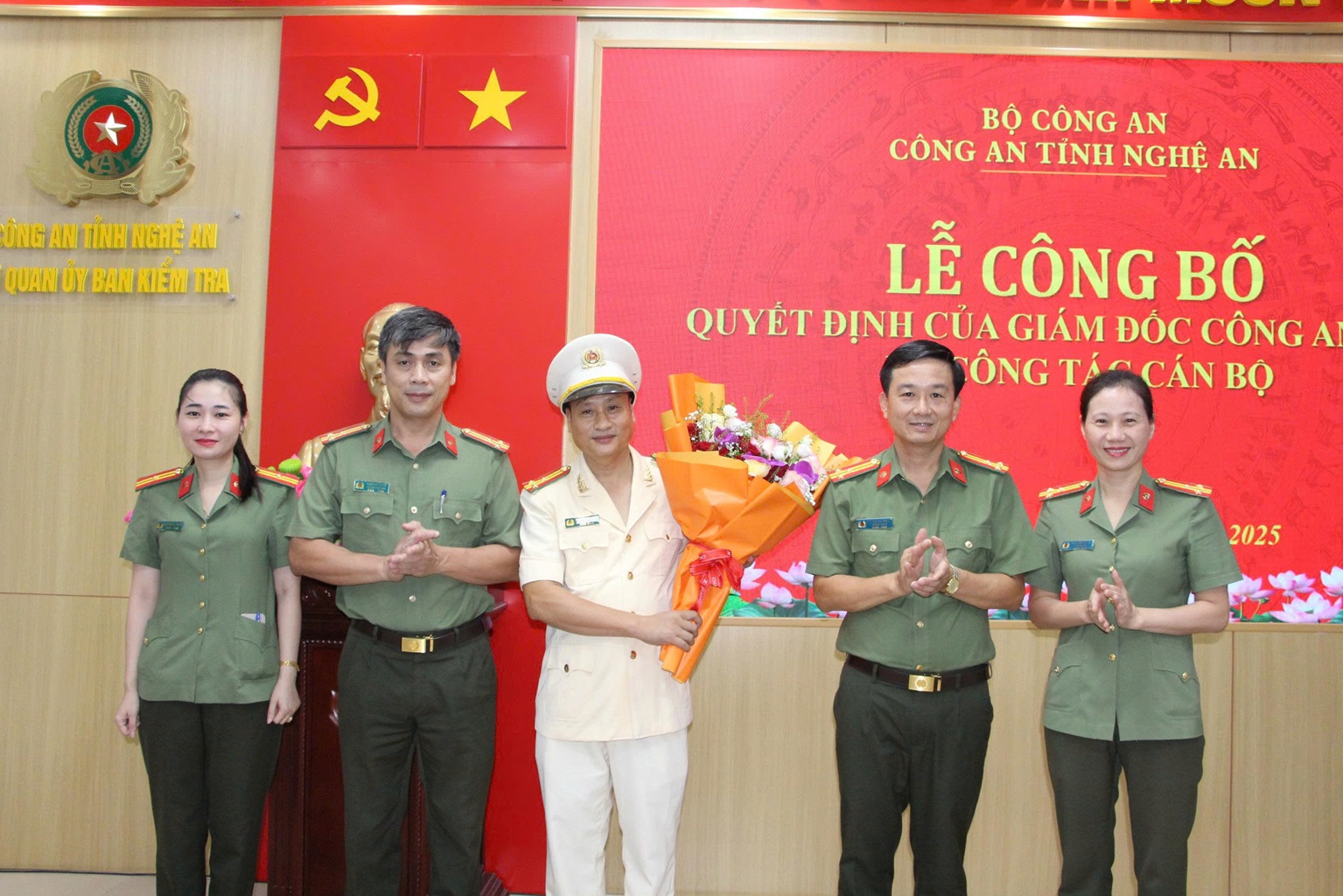 Cơ quan Uỷ ban Kiểm tra Đảng ủy Công an tỉnh tặng hoa chúc mừng