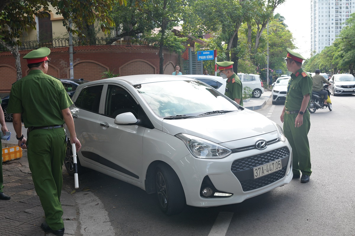 Kiểm tra, nhắc các phương tiện dừng, đỗ sai quy định