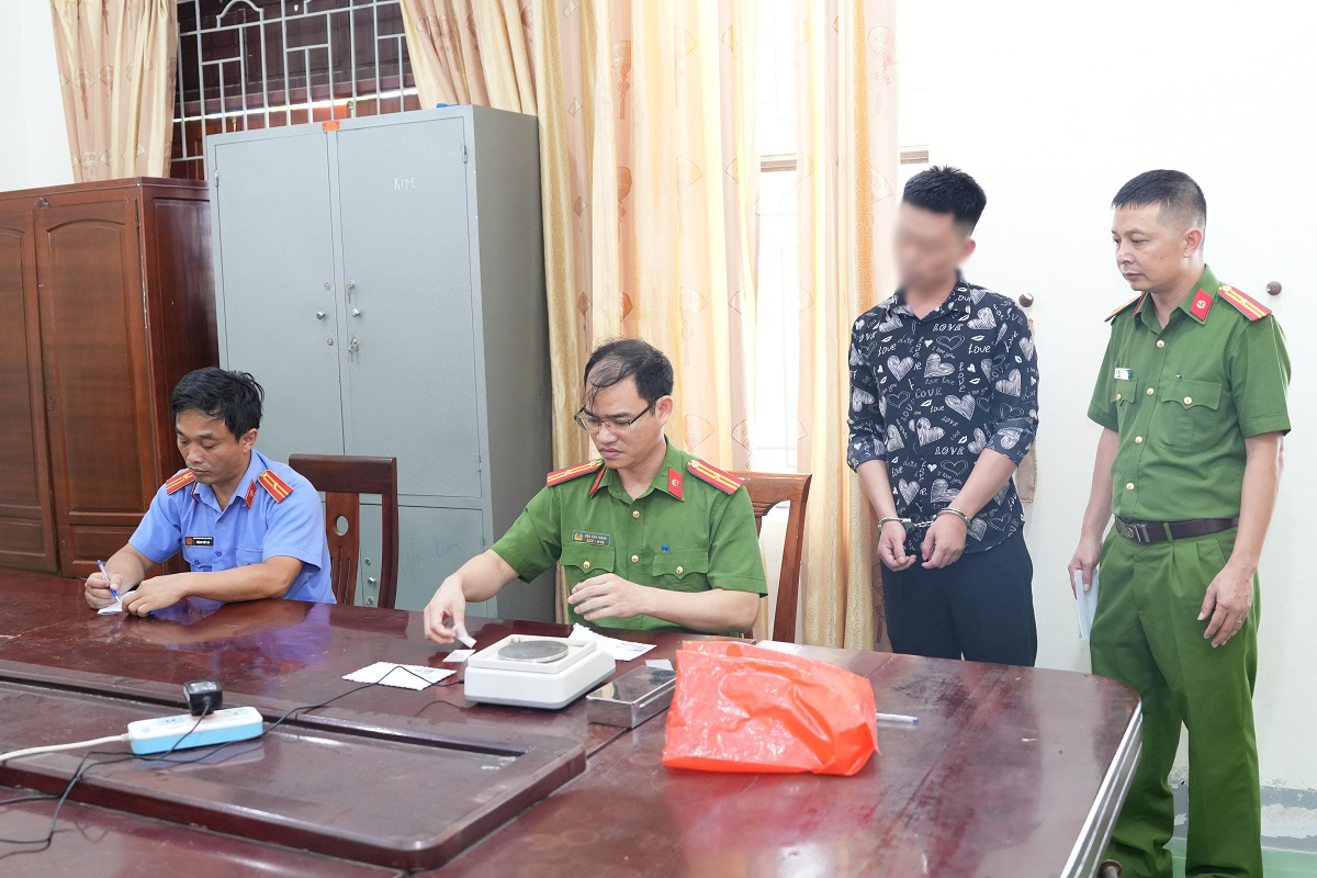 Quá trình kiểm tra các tang vật liên quan