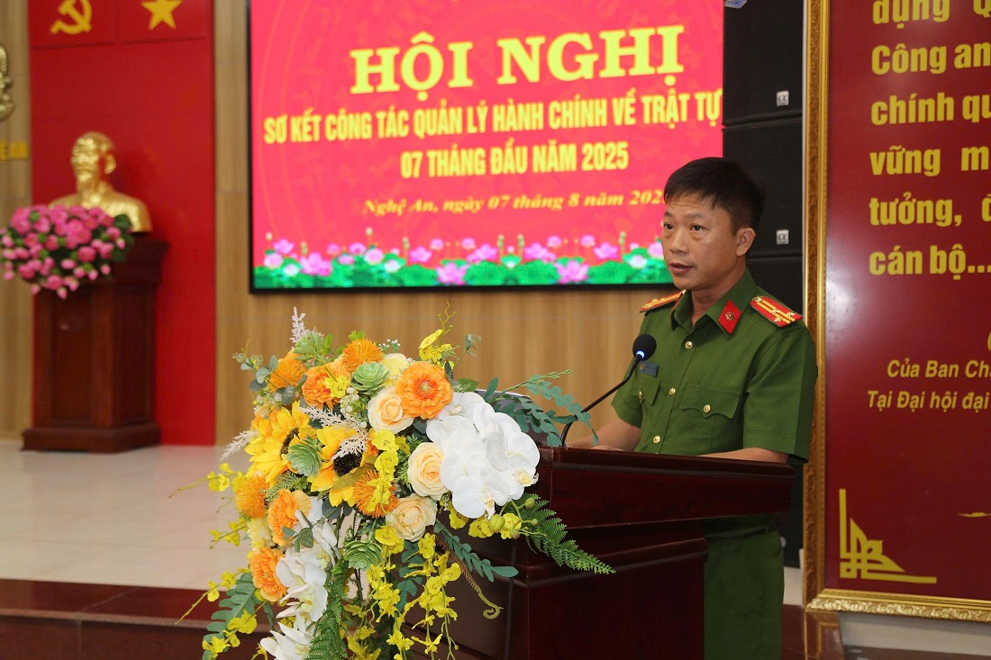 Đại diện lãnh đạo Phòng Cảnh sát QLHC về TTXH báo cáo tình hình, kết quả công tác QLHC về TTXH 07 tháng đầu năm 2025