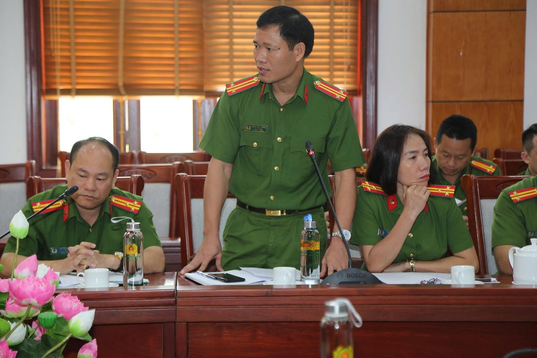 Các đại biểu tập trung thảo luận đề xuất những giải pháp nhằm tháo gỡ vướng mắc trong công tác QLHC về TTXH