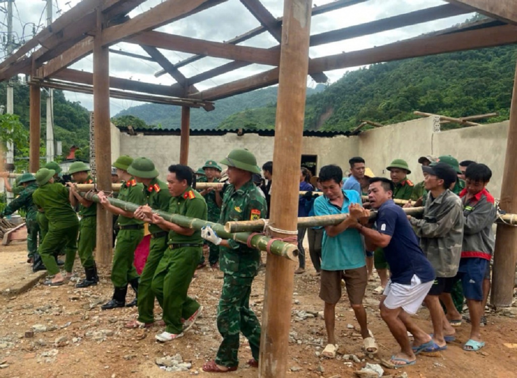  Công an xã Nhôn Mai phối hợp với các lực lượng hỗ trợ người dân tháo nhà cửa di chuyển đến nơi an toàn.