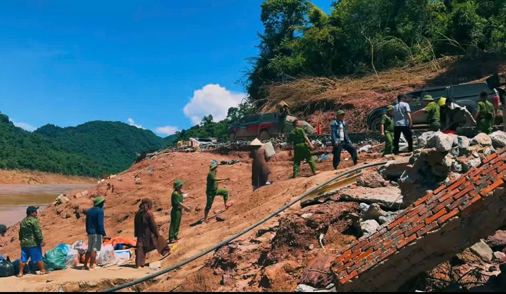 Đoàn đã vượt địa hình khó khăn để vào hỗ trợ người dân vùng lũ.