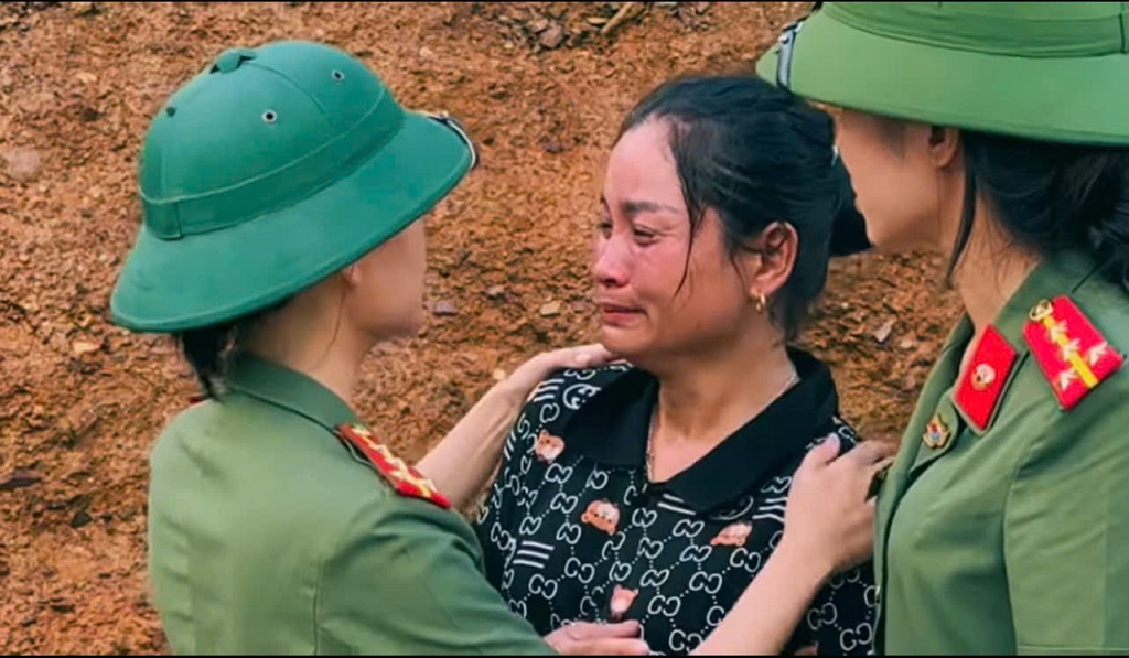 Chị Lương Thị Thuần như vỡ òa cảm xúc khi kể lại sự mất mát của gia đình cũng như xúc động trước tình cảm, lời động viên và sự hỗ trợ của Đoàn công tác cùng các lực lượng chức năng trong những ngày qua. Tuy thiệt hại là không thể kể xiết nhưng gia đình chị gửi lời cảm ơn sâu sắc, chân thành đến Đảng, Nhà nước đã luôn sát cánh với bà con.