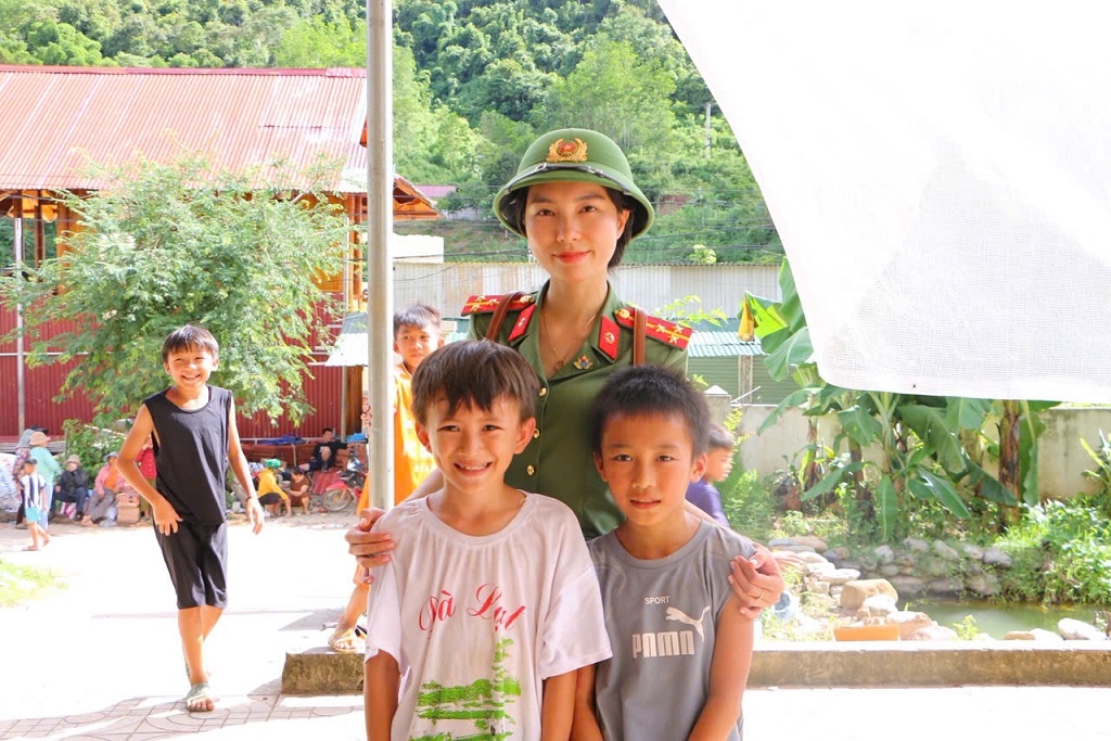 Niềm vui trong ánh mắt và tiếng cười rộn ràng của những em bé vùng cao khi được các Đoàn công tác đến thăm.