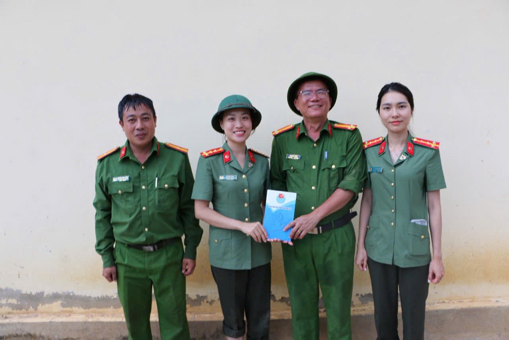 Chia sẻ, động viên với các cán bộ chiến sĩ bám bản, bám địa bàn nơi đây, Đoàn công tác đã tặng quà cho Công an xã Mỹ Lý, Công an xã Nhôn Mai. Từng chiếc đèn tích điện, đèn pin, sạc dự phòng, củ sạc, chăn màn… đều dành tặng lực lượng Công an xã để có điều kiện tốt nhất hỗ trợ nhân dân khắc phục hậu quả sau lũ lụt.