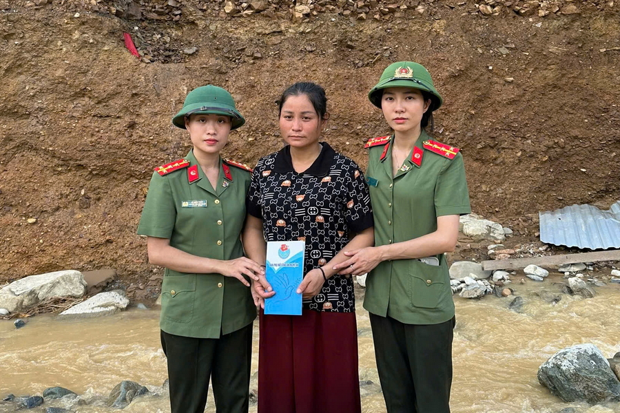 Tặng nhu yếu phẩm và hỗ trợ tiền mặt cho hai hộ gia đình bị mất trắng nhà cửa sau cơn lũ quét.