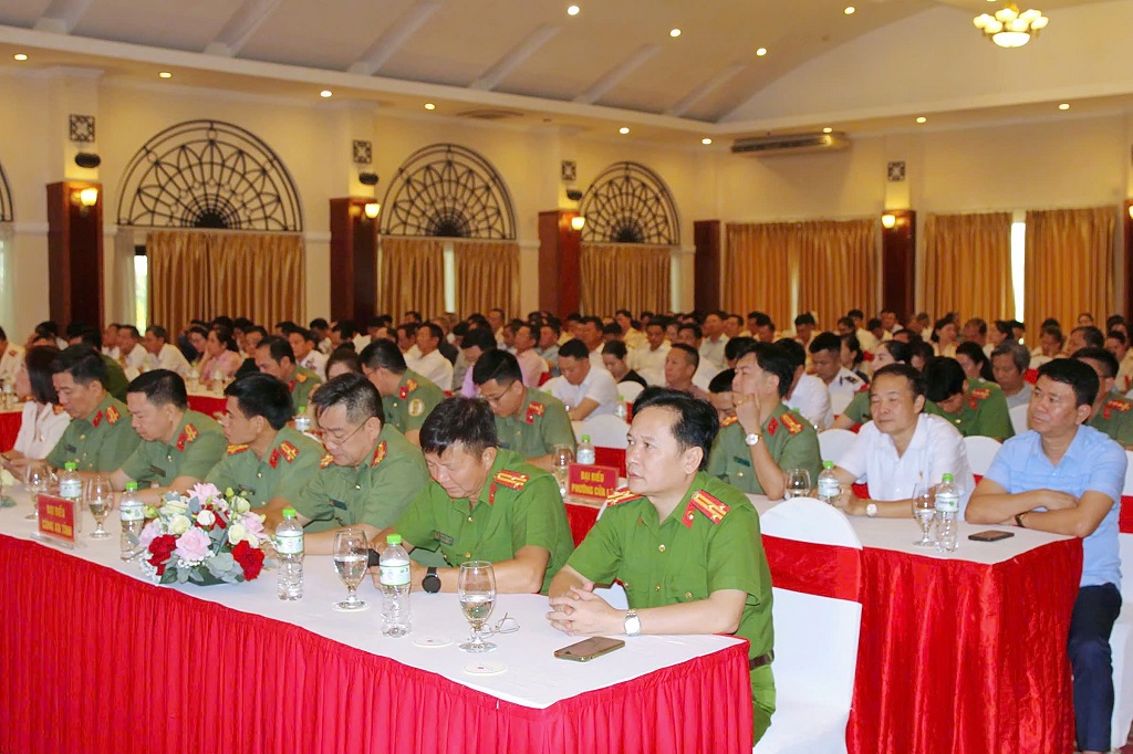 Các đại biểu dự buổi lễ 