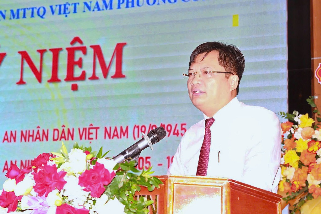 Ông Ngô Kiên, Bí thư Đảng ủy, Chủ tịch HĐND phường Cửa Lò phát biểu tại buổi lễ 