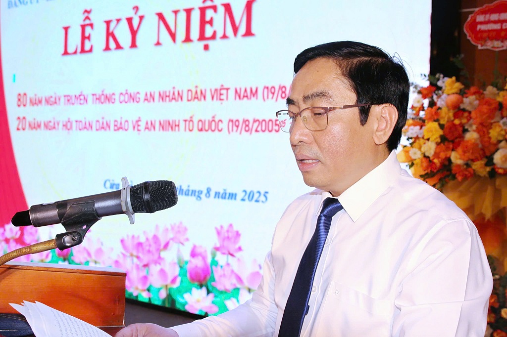 Ông Cao Minh Tú, Phó Bí thư Đảng uỷ, Chủ tịch UBND phường phát biểu tại buổi lễ