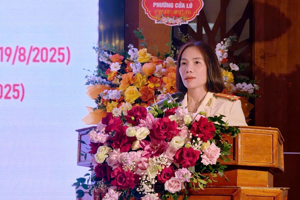 Đồng chí Thượng tá Phan Thị Thu Thuỷ, Trưởng Công an phường phát biểu tại buổi lễ 