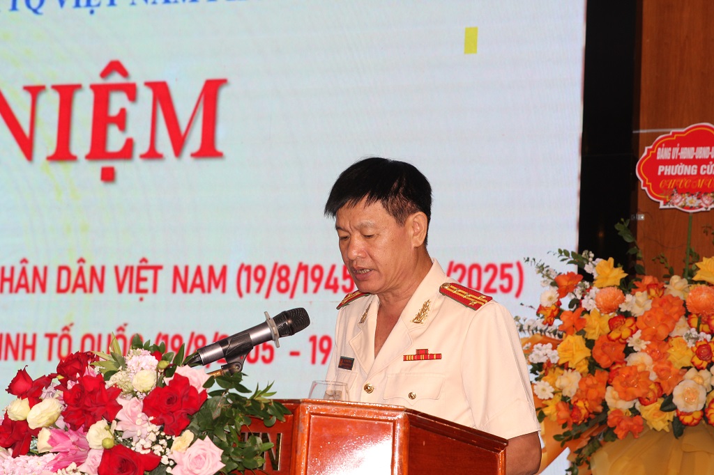 Đồng chí Đại tá Hồ Minh Thắng, nguyên Trưởng Công an phường Cửa Lò - đại diện các đồng chí nguyên Lãnh đạo Công an phường qua các thời kỳ phát biểu tại buổi lễ