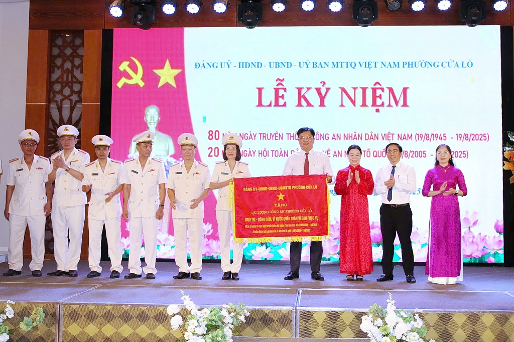  Thay mặt Đảng ủy, HĐND, UBND, Ủy ban MTTQ phường, đồng chí Bí thư Đảng ủy Ngô Kiên tặng Công an phường bức trướng với dòng chữ “Lực lượng Công an phường Cửa Lò, mưu trí, dũng cảm, vì nước quên thân, vì dân phục vụ”