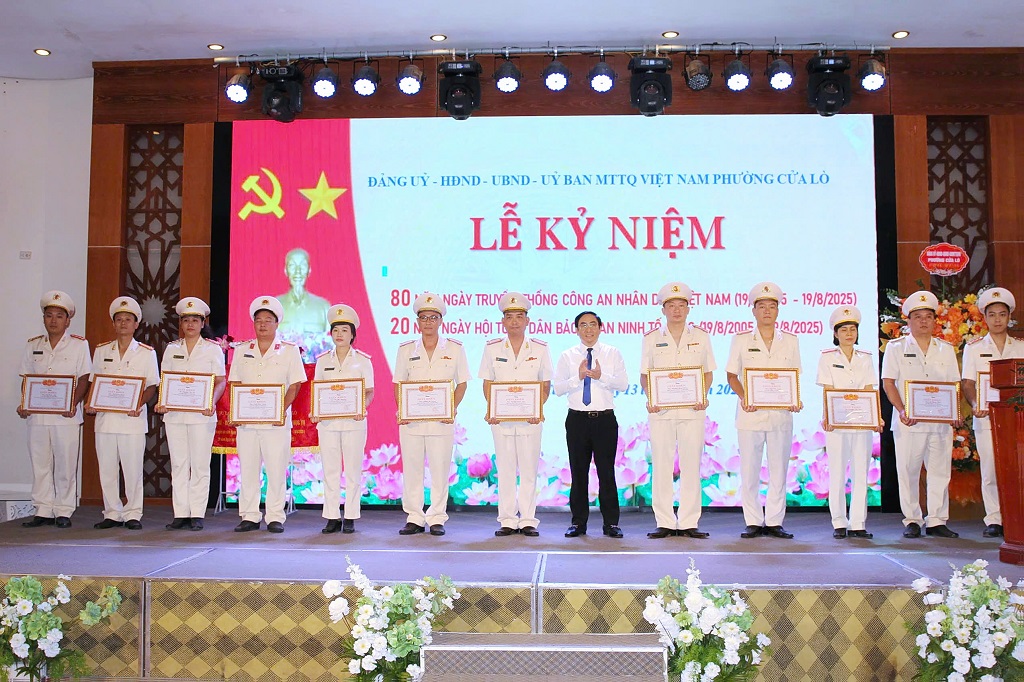  Chủ tịch UBND phường trao Giấy khen tặng 12 đồng chí có thành tích xuất sắc trong hoạt động kỷ niệm 80 năm Ngày truyền thống lực lượng Công an nhân dân