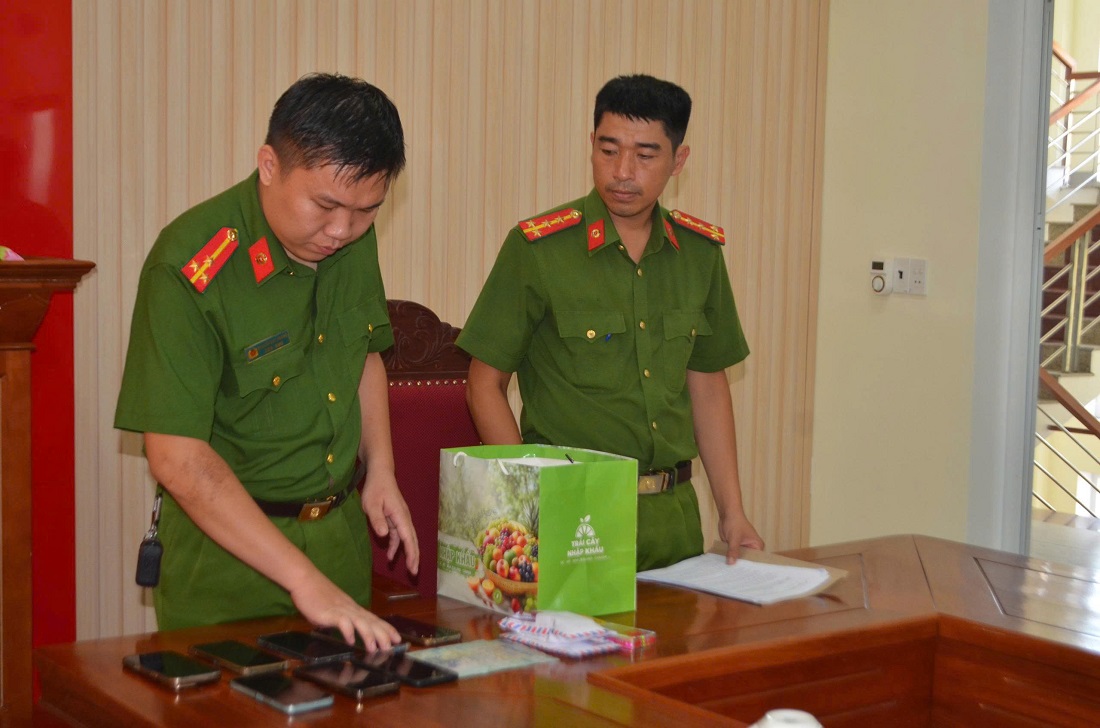 Công an phường Trường Vinh kiểm tra tang vật vụ án