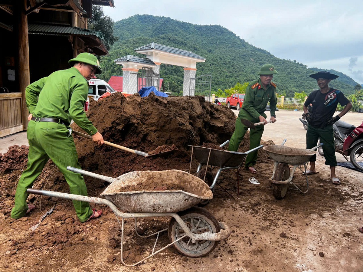 Công an xã Mỹ Lý khẩn trương hỗ trợ nhà thầu, cùng với các lực lượng vận chuyển vật liệu, tiến hành đổ móng, lắp ghép nhà, quyết tâm hoàn thành Trạm y tế, đưa vào sử dụng trước ngày 19/8