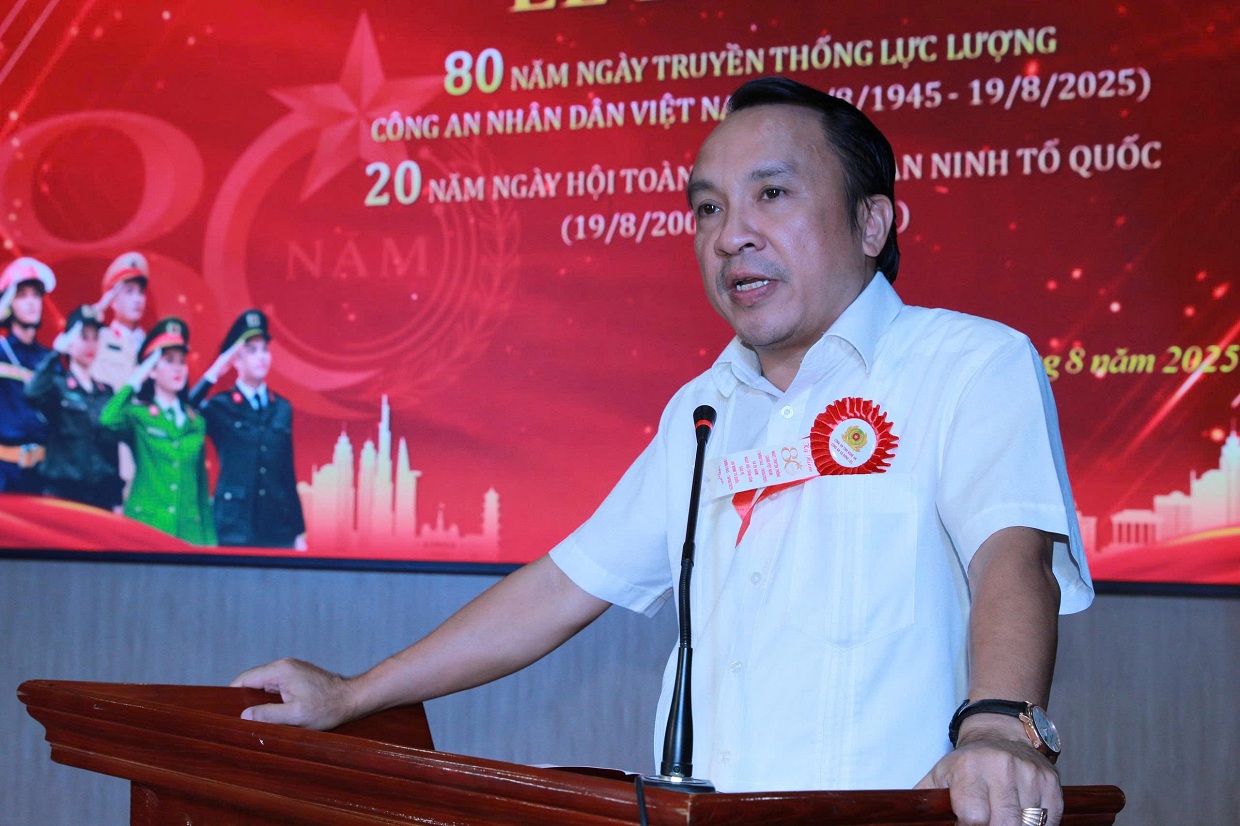 Đồng chí Dương Đình Chỉnh, Ủy viên Ban Chấp hành Đảng bộ tỉnh, Bí thư Đảng ủy, Chủ tịch HĐND xã phát biểu tại buổi lễ