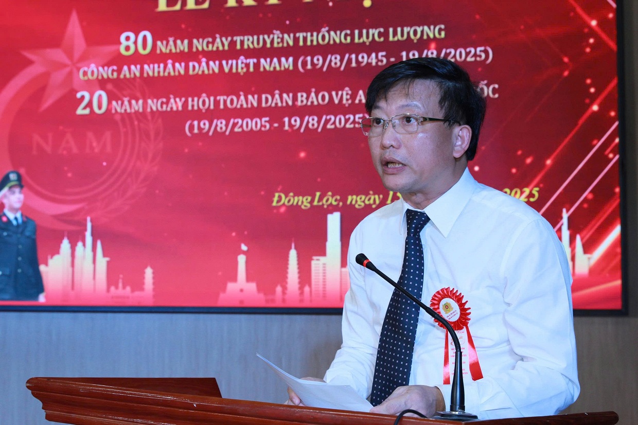 Đồng chí Nguyễn Đức Thọ, Phó Bí thư Đảng ủy, Chủ tịch UBND xã đọc diễn văn lễ kỷ niệm