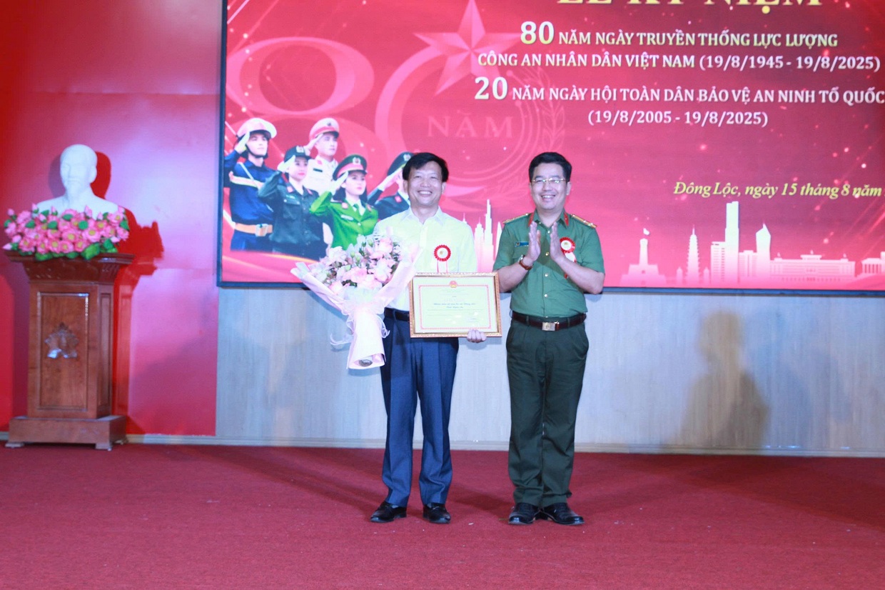 Thừa uỷ quyền của Giám đốc Công an tỉnh, đại diện lãnh đạo Phòng công tác chính trị Công an tỉnh tặng giấy khen cho Đảng bộ, chính quyền và nhân dân xã Đông Lộc vì có thành tích xuất sắc trong phong trào toàn dân bảo vệ an ninh Tổ quốc.