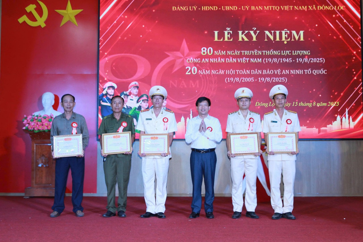 Nhiều tập thể, cá nhân có thành tích xuất sắc trong phong trào toàn dân bảo vệ an ninh Tổ quốc và phòng chống tội phạm đã được biểu dương, khen thưởng.