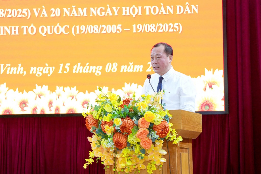  Đồng chí Phan Đức Đồng - UVBTV Tỉnh ủy, Bí thư Đảng ủy - Chủ tịch HĐND phường phát biểu tại buổi lễ