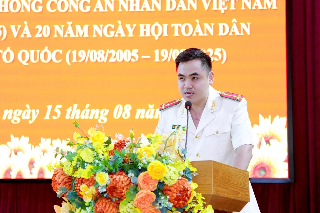 Đại diện tuổi trẻ Công an phường Trường Vinh phát biểu