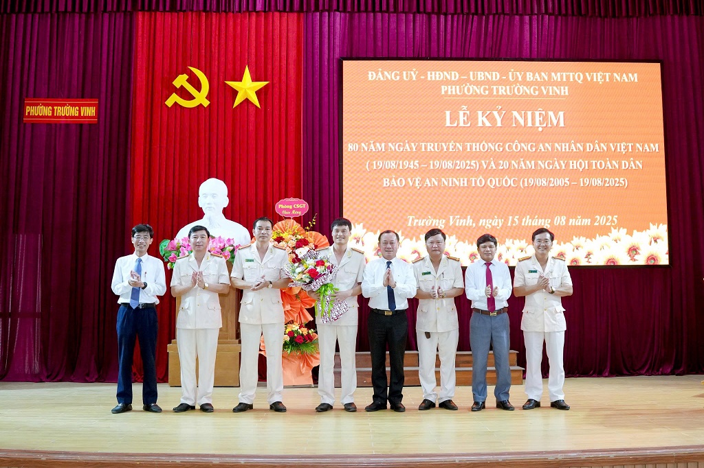 Các đồng chí trong Đảng ủy, lãnh đạo UBND, HĐND, UBMTTQ phường tặng hoa chúc mừng Công an phường Trường Vinh