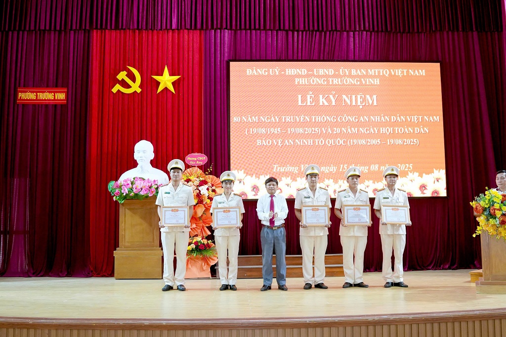 Dịp này, nhiều tập thể, cá nhân có thành tích xuất sắc được tặng giấy khen