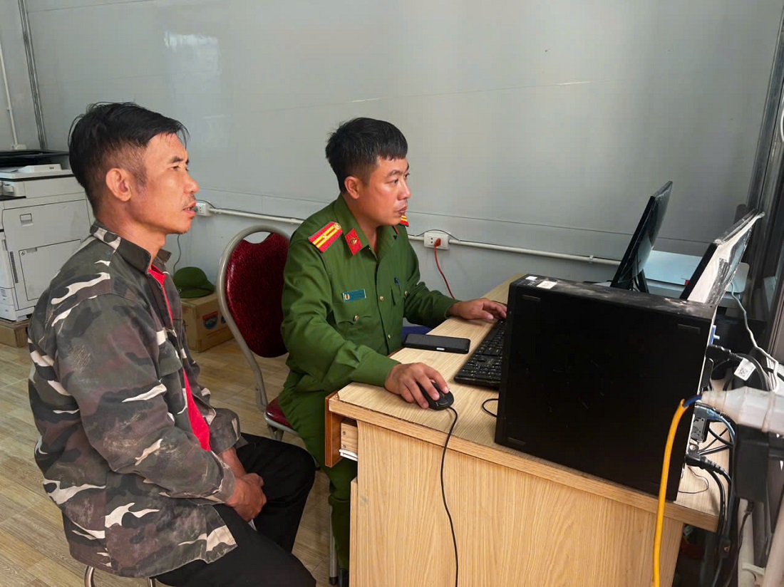 Cán bộ Công an xã Mỹ Lý giải quyết thủ tục hành chính cho người dân trong trụ sở mới