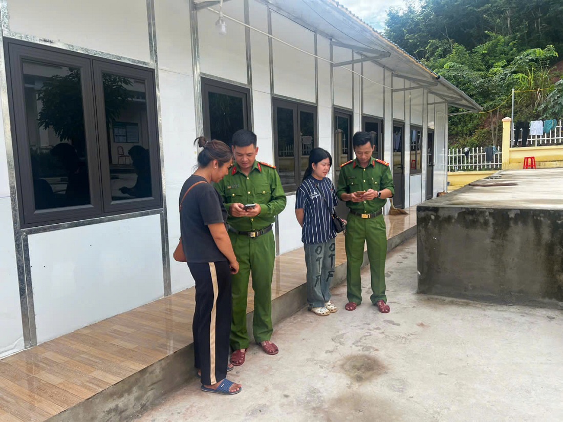 Niềm vui của cán bộ, chiến sĩ Công an xã Mỹ Lý và người dân trước trụ sở mới đi vào hoạt động