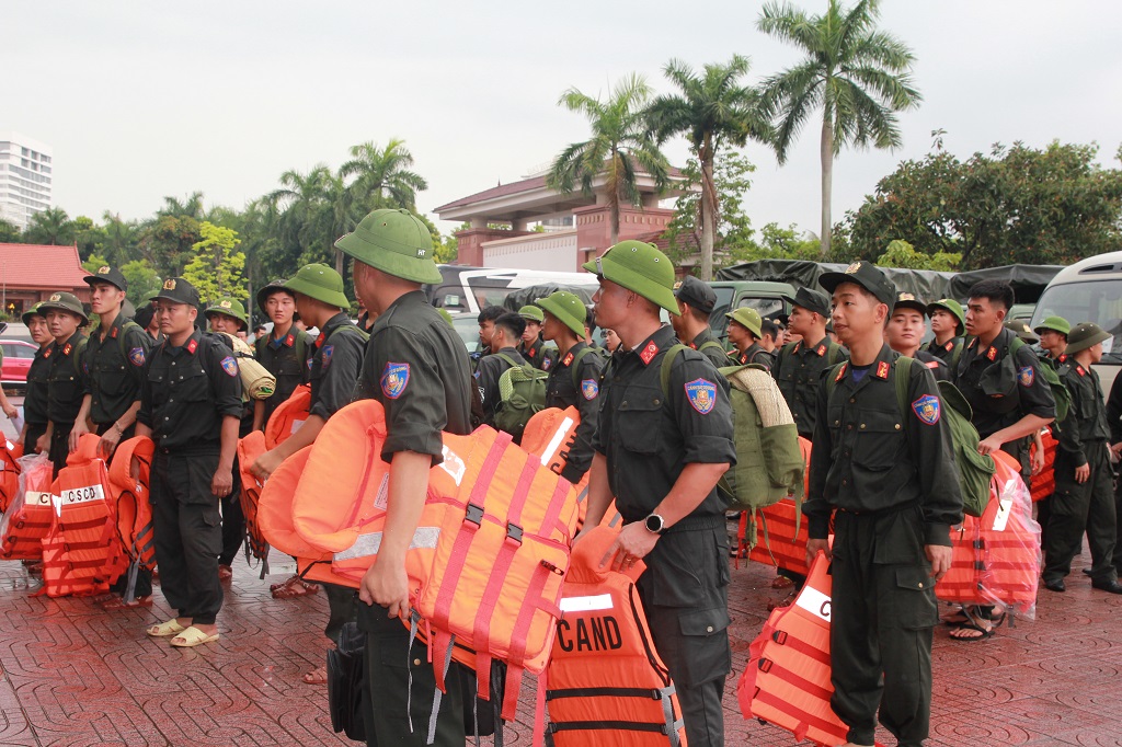 Công an Nghệ An tăng cường hàng trăm cán bộ, chiến sĩ hỗ trợ các địa phương ven biển phòng, chống bão 