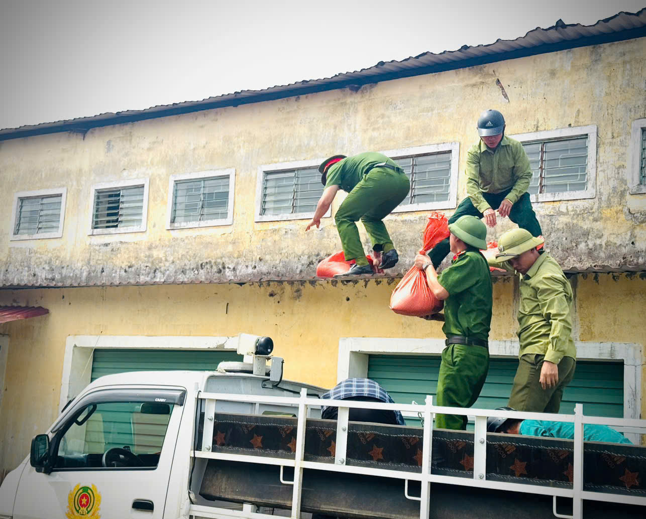Công an xã Bích Hào hỗ trợ người dân chèn bao cát chằng chống nhà cửa