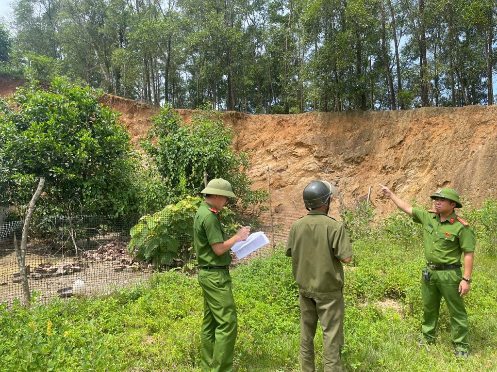 Công an xã Tân An khảo sát các khu vực có nguy cơ sạt lở, ngập lụt, lên phương án sơ tán trong tình huống khẩn cấp