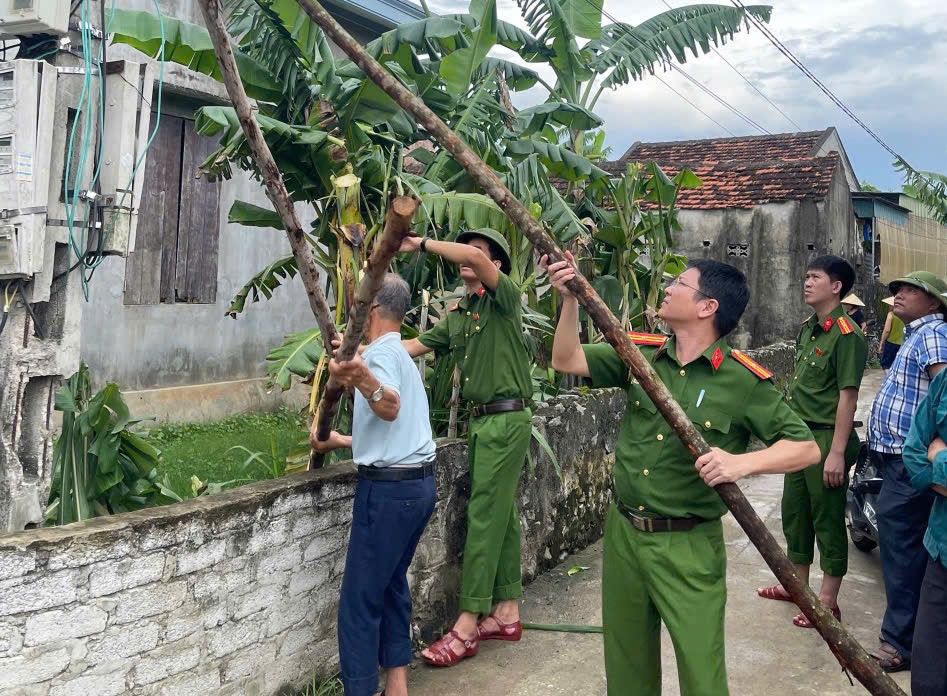 Công an xã Quỳnh Phú hỗ trợ nhân dân chằng chéo, gia cố lại nhà cửa