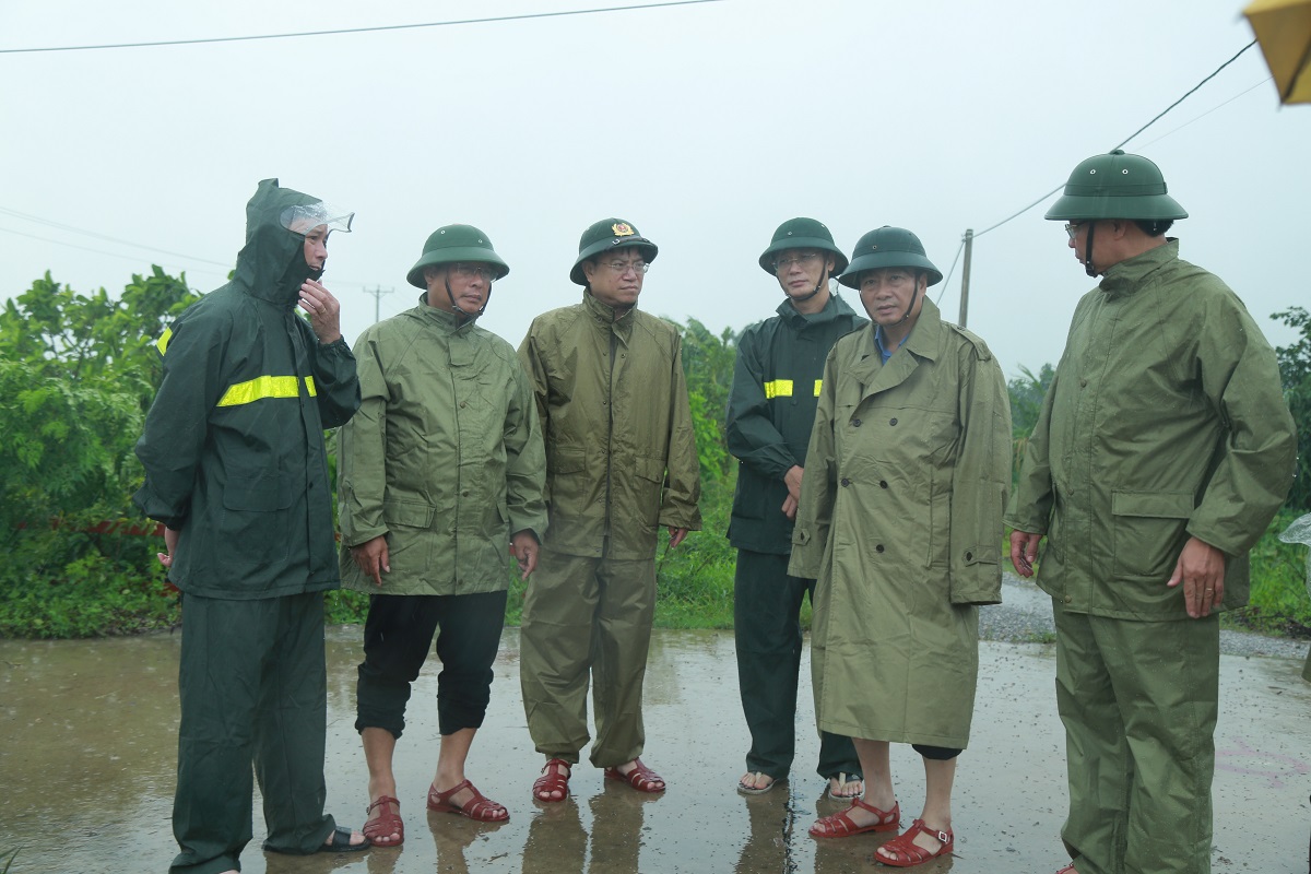 Kiểm tra hệ thống kênh tiêu nước trên địa bàn xã Hưng Nguyên