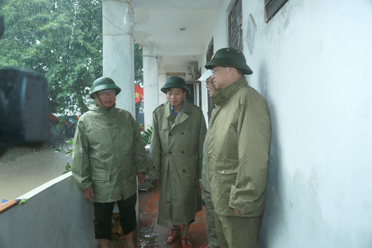 Đồng chí Lê Hồng Vinh cùng đoàn công tác đã đến kiểm tra tòa nhà C6 thuộc Khu chung cư Quang Trung