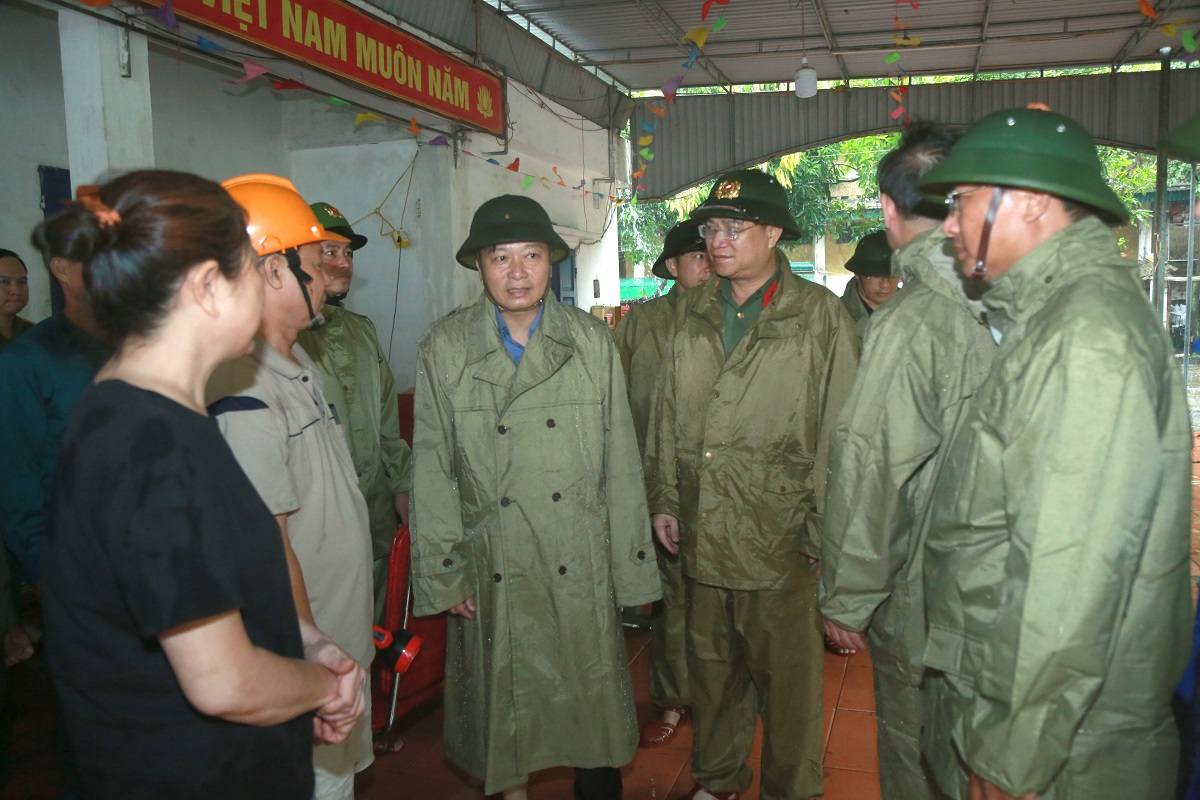 Chủ tịch UBND tỉnh ghi nhận những nỗ lực của chính quyền địa phương và các lực lượng liên quan trong việc di dời người dân đến nơi trú tranh an toàn