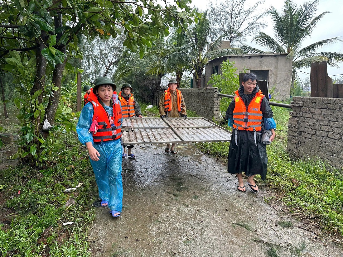 Không quản hiểm nguy, không kể ngày đêm – Các chiến sỹ Cảnh sát PCCC&CNCH luôn kề vai sát cánh cùng bà con nhân dân vượt qua cơn bão