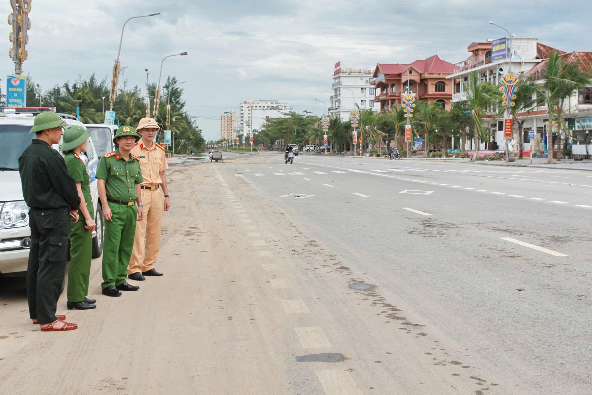 Đồng chí Đại tá Trần Ngọc Tuấn, Phó Giám đốc Công an tỉnh kiểm tra công tác đảm bảo trật tự an toàn giao thông tại đường Bình Minh, phường Cửa Lò