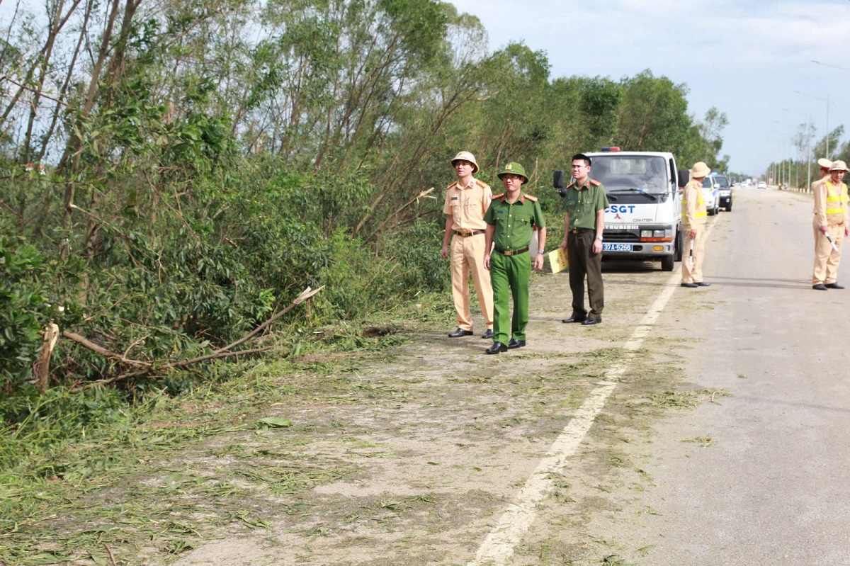 Kiểm tra tại tỉnh lộ 537C, xã Đông Lộc, đồng chí Phó Giám đốc chỉ đạo lực lượng khẩn trương dọn dẹp cây xanh bị đổ, đảm bảo an toàn cho người dân lưu thông trên đường