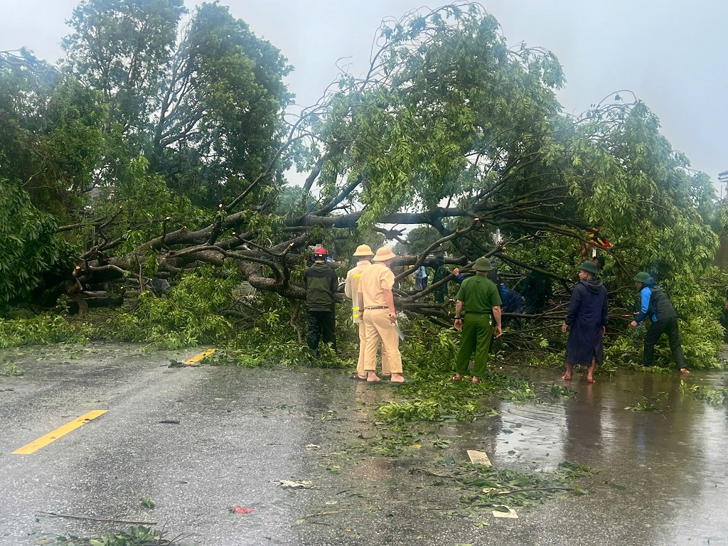 Tổ CSGT địa bàn Nghi Lộc phối hợp với các lực lượng dọn dẹp cây xanh thông đường