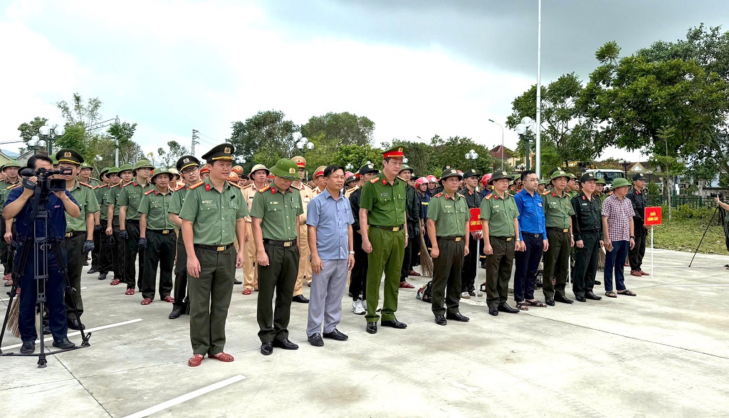 Toàn cảnh buổi ra quân