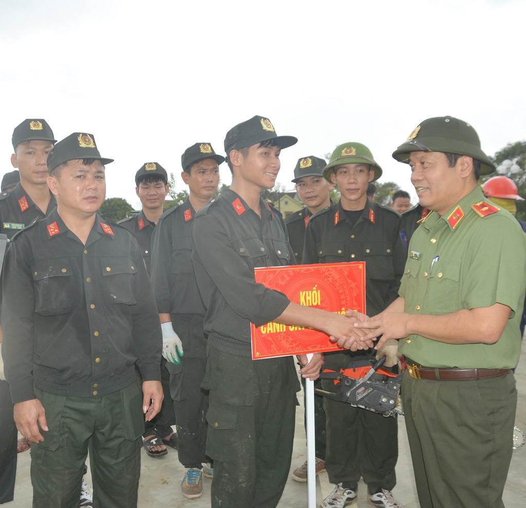 Đại diện Bộ Công an động viên cán bộ chiến sĩ Công an tỉnh Nghệ An