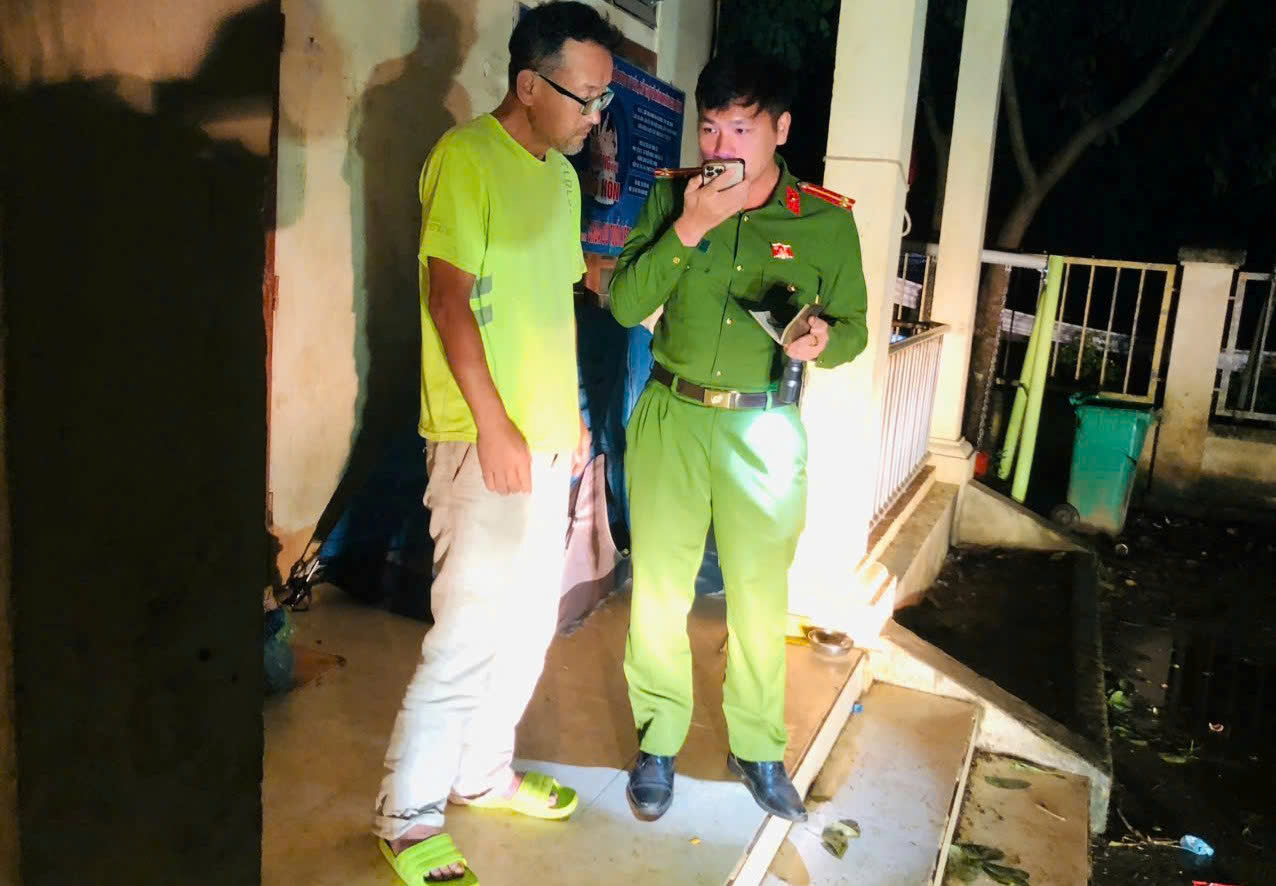 Công an xã Nậm Cắn hỗ trợ công dân Hàn Quốc đi lạc